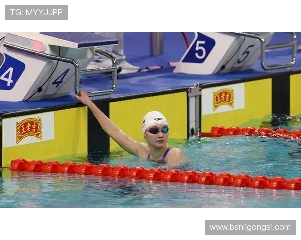 李冰洁的私服造型，也太不像竞技场上的她了吧，差点以为明星走错片场了